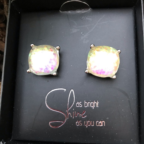 Pierced Earrings in a gift box - look like opals - Picture 7 of 8